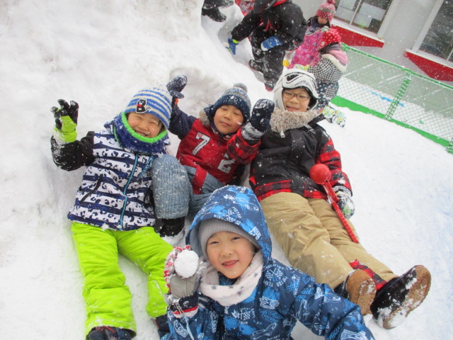 園庭雪遊び が始まりました 学校法人 藤原学園 札幌ルンビニー幼稚園